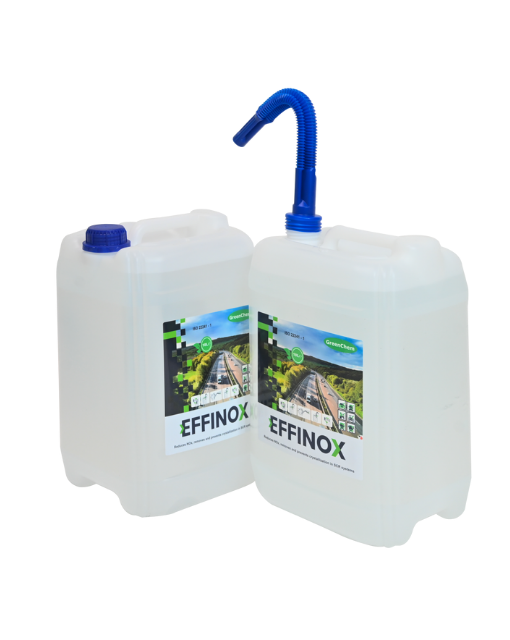 Zwei Kanister mit Ausgießer, Effinox-Label sichtbar.