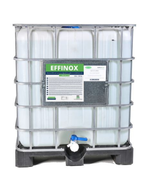 Industrie-Tank mit Flüssigkeit und Kennzeichnung EFFINOX