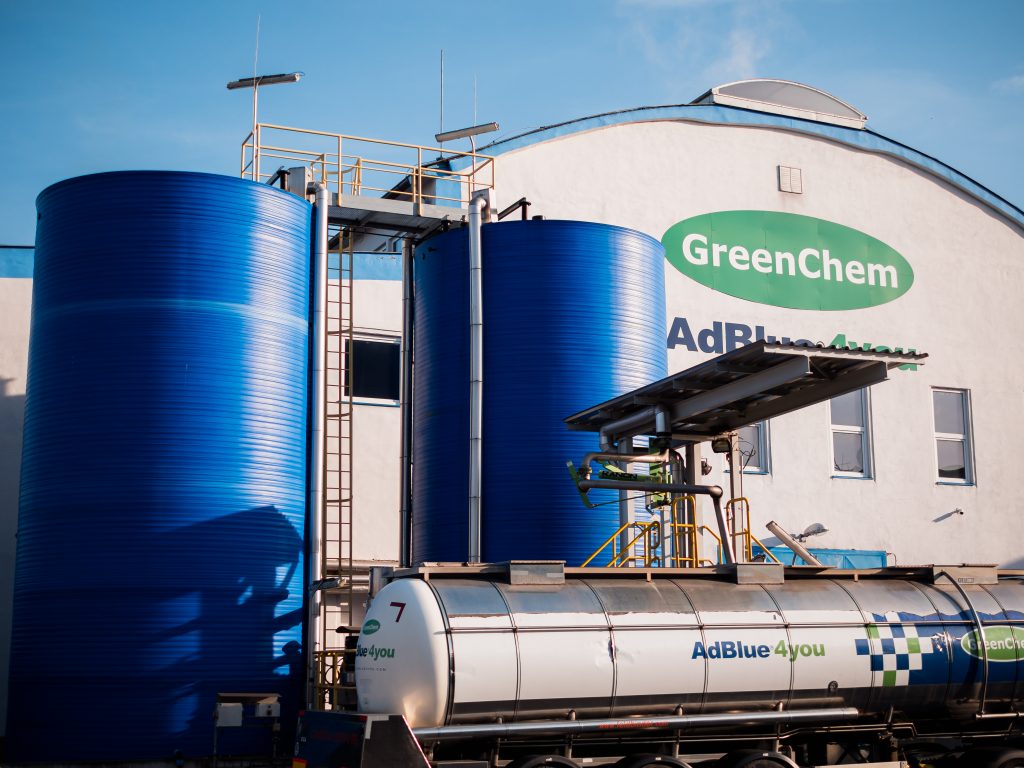 Industrieanlage mit blauen Tanks und AdBlue-Transporter.