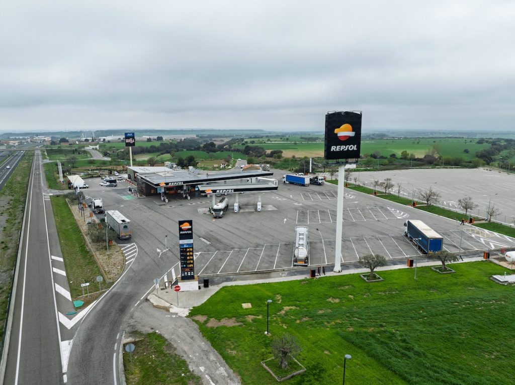Estación de servicio Repsol cerca de la autopista.