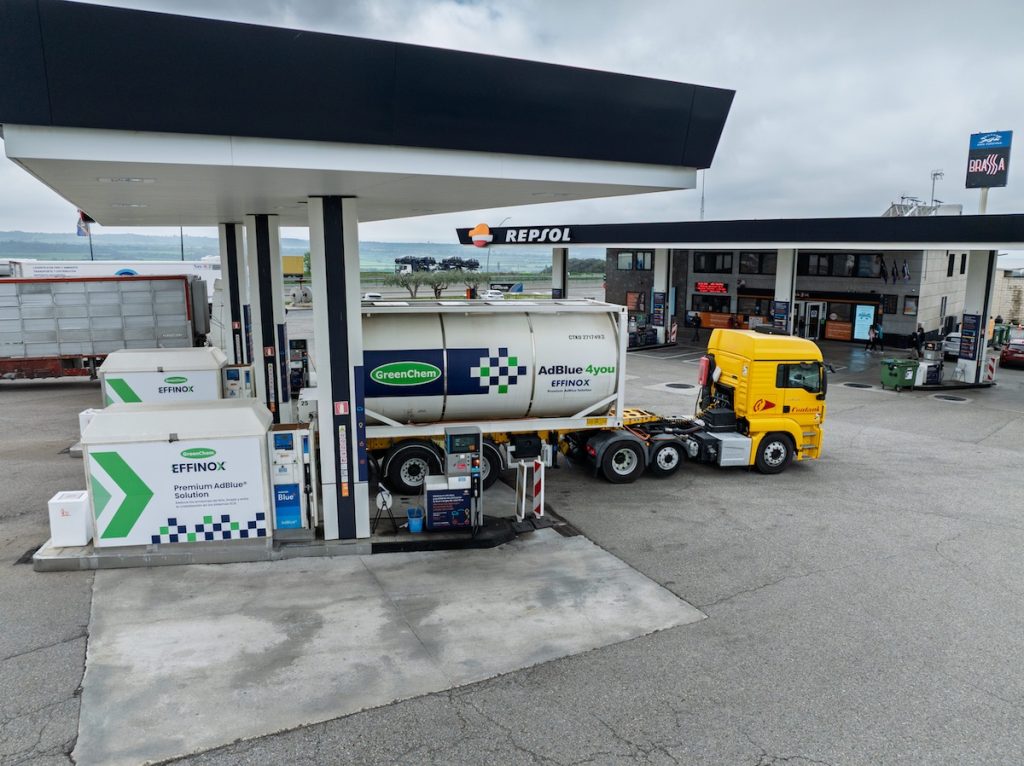 Camión repostando en estación de servicio Repsol.