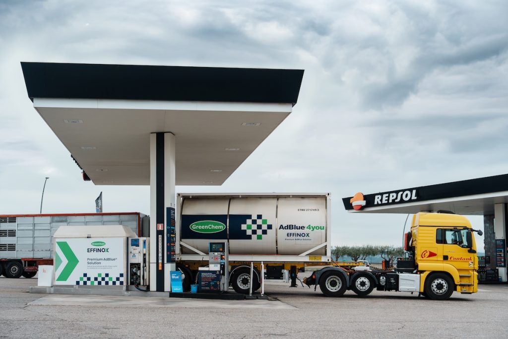 Camión en estación de servicio Repsol, repostaje AdBlue