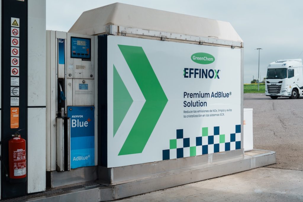 Estación de servicio con dispensador de AdBlue y camión.