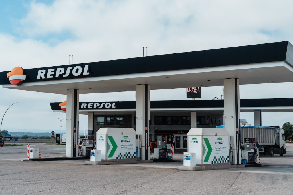 Estación de servicio Repsol con surtidores de combustible.