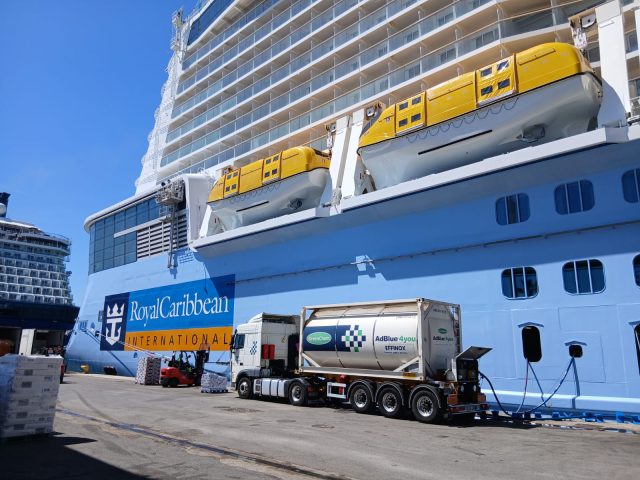 Crucero de Royal Caribbean atracado en puerto