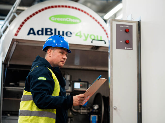 Medewerker controleert AdBlue-installatie met clipboard