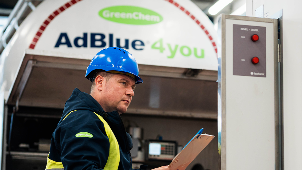 Monteur met helm bij AdBlue-installatie